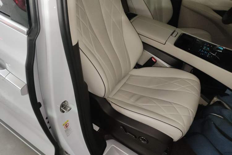 Used Denza D9 2024 DM-i 1050 Luxury Model