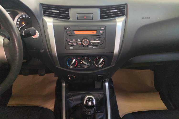 Used Nissan Navara 2021 2.5L Facelift Manual Transmission 4x4 Comfort Version QR25
