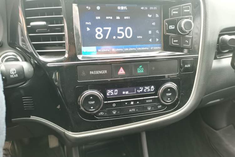 Used Mitsubishi Outlander 2016 2.4L 4x4 Elite Edition 5 Seats Audio And AC Panel