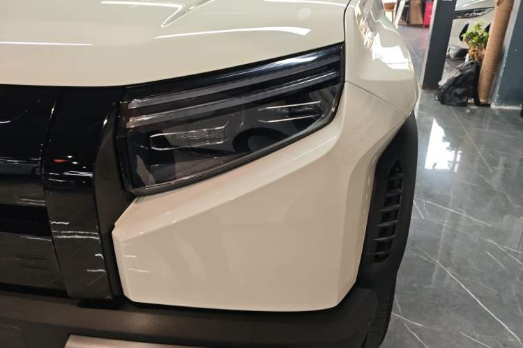 Used Formula Leopard Titanium 3 2025 501KM All-Wheel Drive Intelligent Driving Ultra Version Left Front Headlight