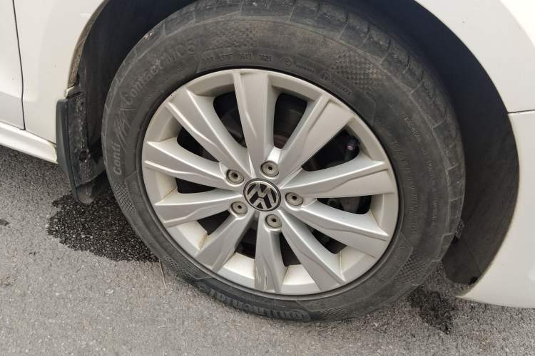Used Volkswagen Sagitar 2014 Revised Version 1.6L Automatic Comfort Edition Right Front Wheel Hub