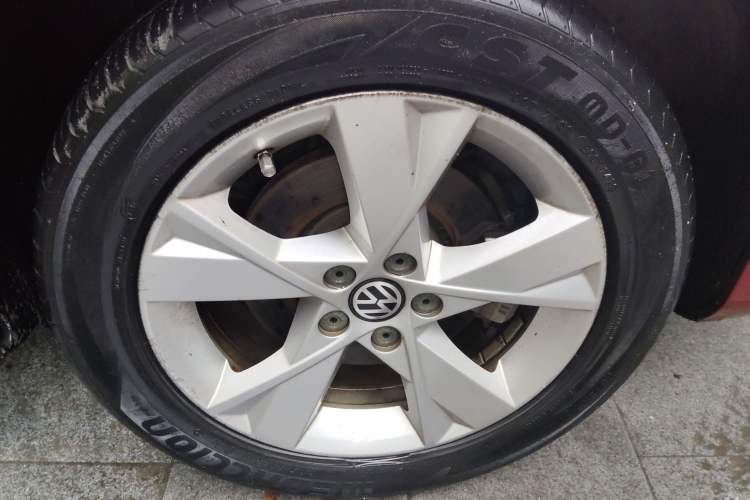 Used Volkswagen Bora 2014 1.4TSI Automatic Comfort Model Right Front Wheel Hub