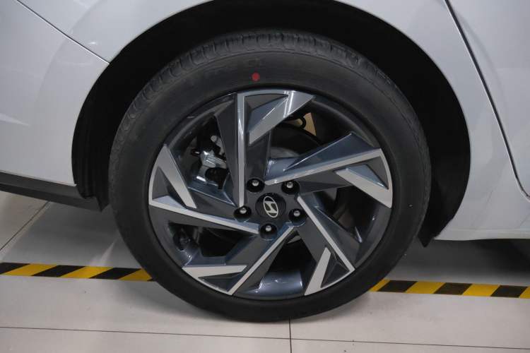 Used Hyundai Elantra 2023 1.5L CVT LUX Prestige Edition Exterior 5