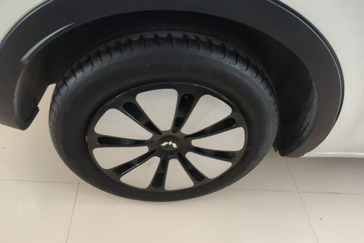 Used Wuling Bingo 2023 333 km Lingxi Connected Version Right Rear Wheel Hub