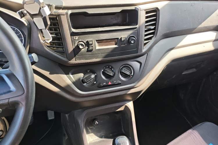 Used Wuling Hongguang V 2019 1.5L Base Version China VI LAR