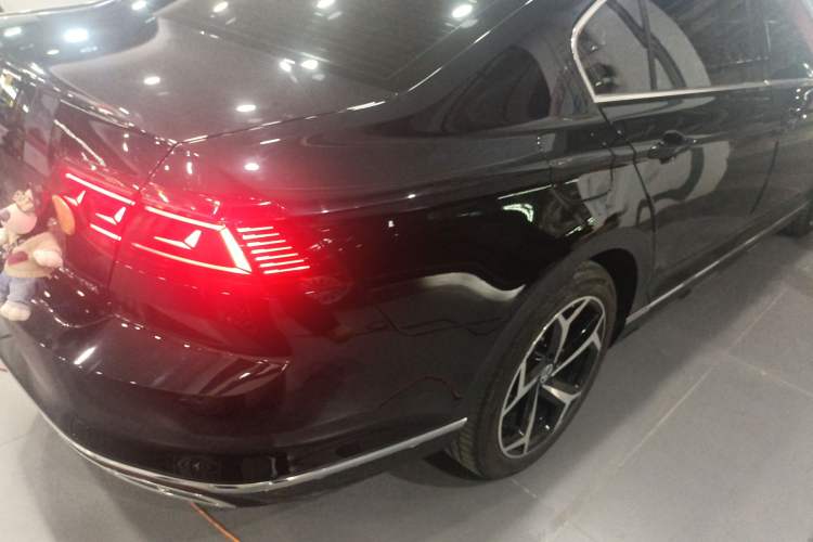 Used Volkswagen Magotan 2023 2 Million Units Limited Edition 330TSI DSG Leading Version Right Rear Taillight