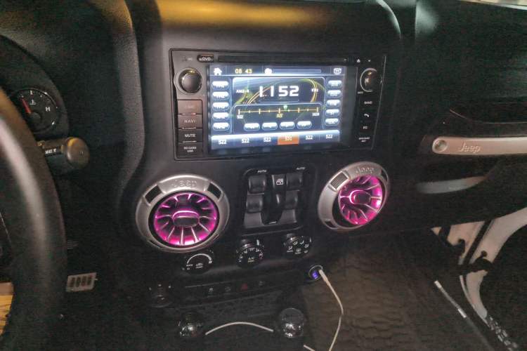 Used Jeep Wrangler 2014 3.0L Sahara Four-Door Edition Audio And AC Panel