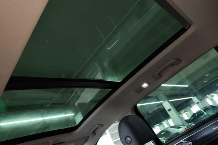 Used Volkswagen Tiguan L 2023 Restyled 330TSI Automatic Two-Wheel Drive R-Line Enhanced Comfort Version Headliner