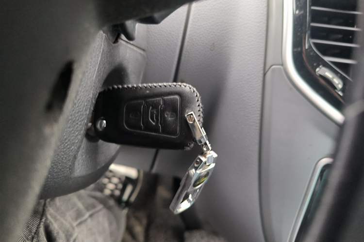 Used SAIC MAXUS Xintu V80 2019 2.5T Classic Model AMT Aoyuntong Long Wheelbase Mid-Roof 7-Seater
