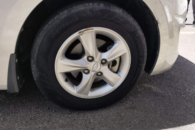 Used Hyundai Verna (older generation) 2010 Sedan 1.4L Automatic Fashionable GT Model Right Front Wheel Hub