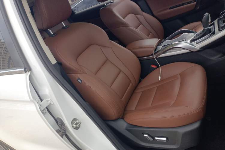 Used Geely Auto Emgrand X7 Sport 2018 1.8TD Automatic Two-Wheel Drive ZhiZun Model with 4G Connectivity Right Front Seat