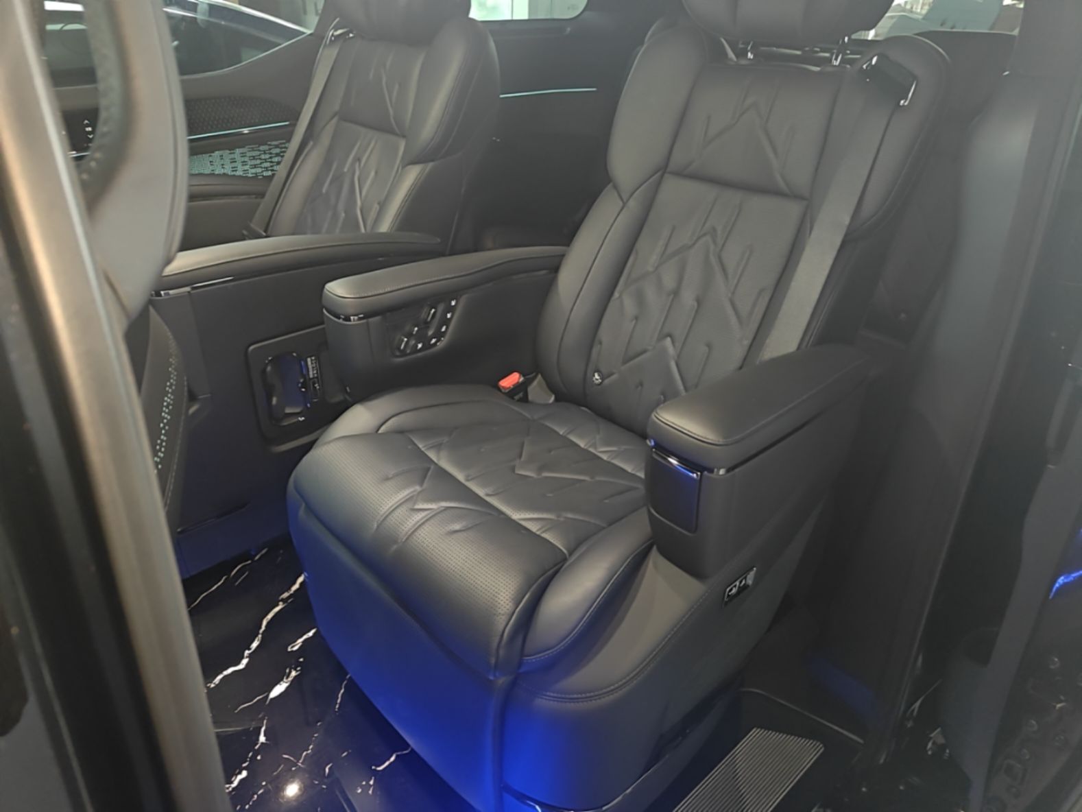 Zeekr 009 2024 7-Seater Aisle Version 108 kWh — снимка 20