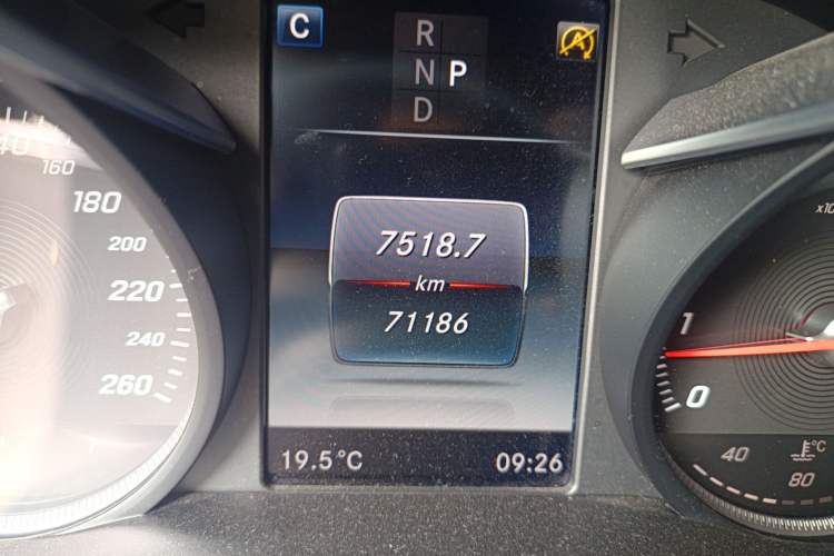 Used Mercedes-Benz GLC 2017 GLC 260 4MATIC Dynamic Edition Odometer Close Up