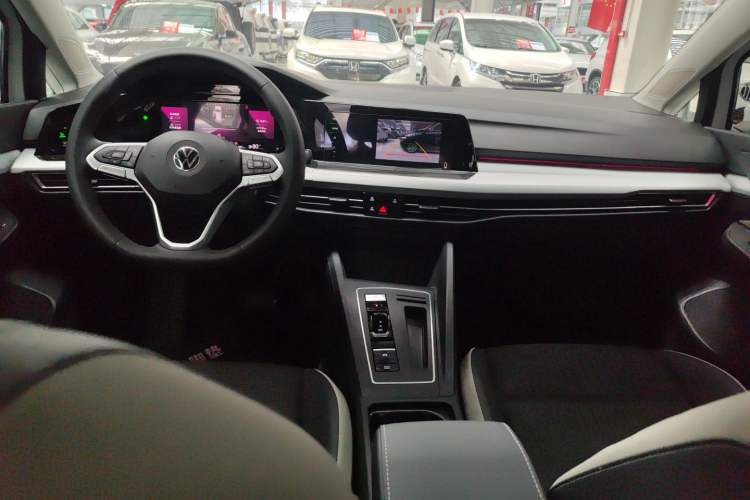 Used Volkswagen Golf 2023 Facelift 280TSI DSG Pro Center Console