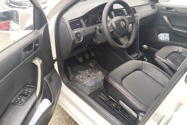 Used Skoda Rapid Spaceback 2016 Revised Version 1.6L Manual Front-Drive Edition Driver Seat