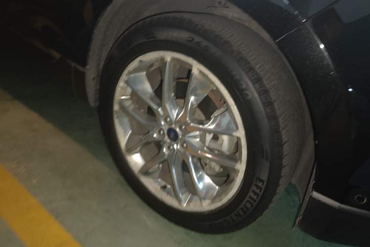 Used Ford Edge 2016 EcoBoost 245 Four-Wheel Drive Titanium 7-Seater Right Front Wheel Hub