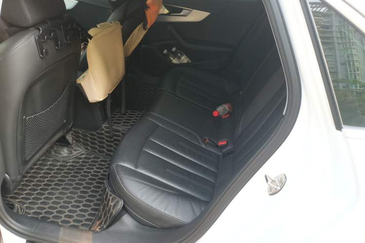 Used Audi A4L 2019 40 TFSI Fashion Edition China VI Emission Standard Left Rear Seat