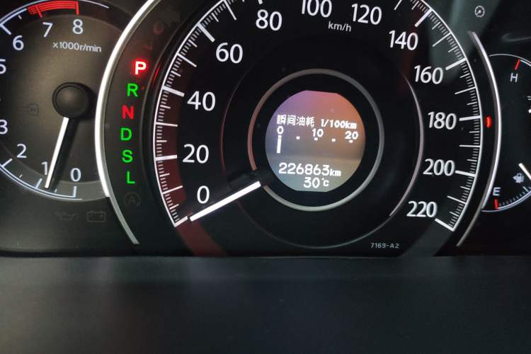 Used Honda CR-V 2015 2.4L two-wheel drive luxury version Odometer Close Up