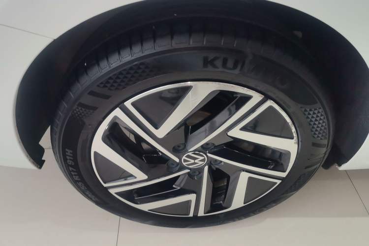 Used Volkswagen Sagitar 2023 300TSI DSG Excellence Edition Right Rear Wheel Hub