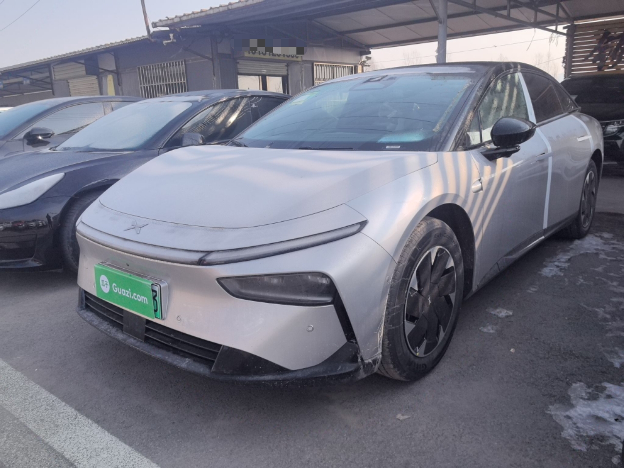 تحت مقدمة السيارة