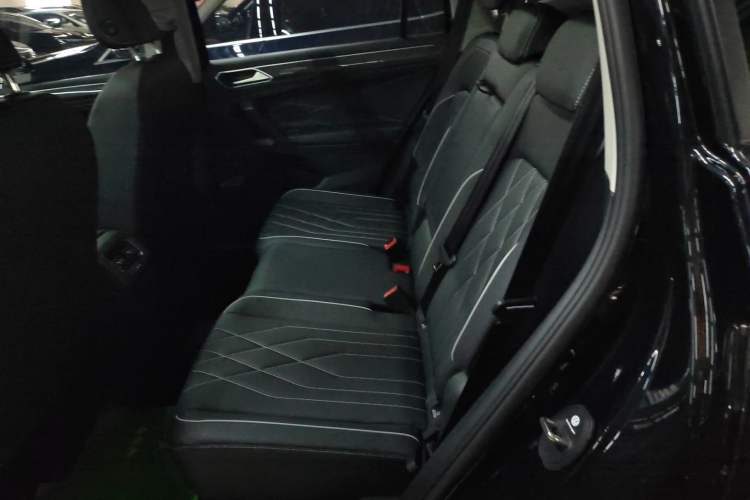 Used Volkswagen Tiguan L 2024 Outstanding Model 330TSI Automatic Two-Wheel Drive R-Line Dragon Glory Edition Left Rear Seat