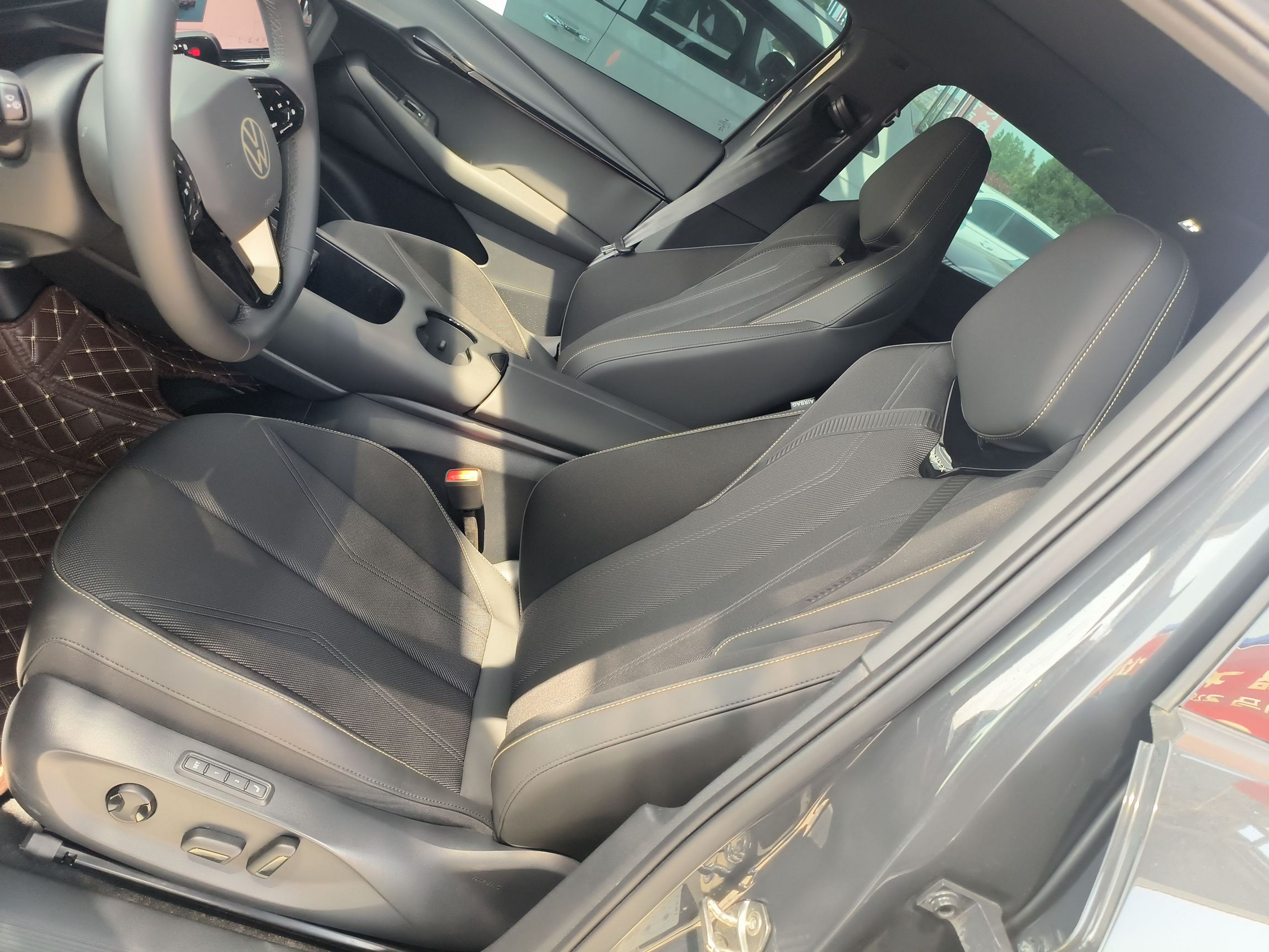 Переднее сиденье в автомобиле