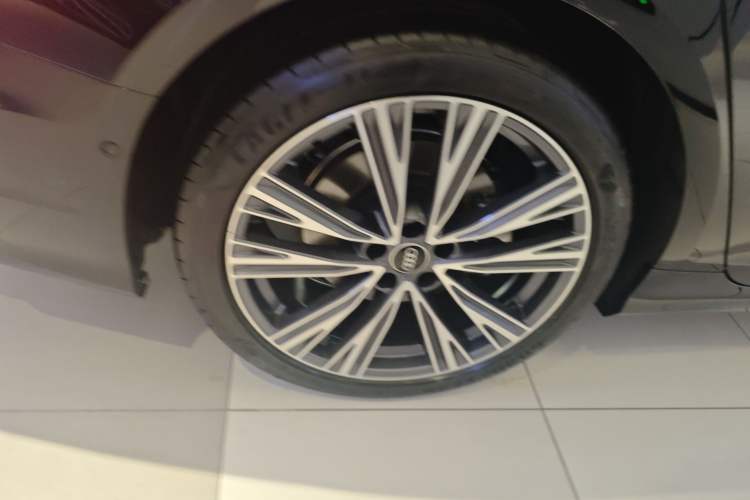 Used Audi A6L 2026 45 TFSI quattro Prestige Dynamic Edition + Premium Package Right Rear Wheel Hub