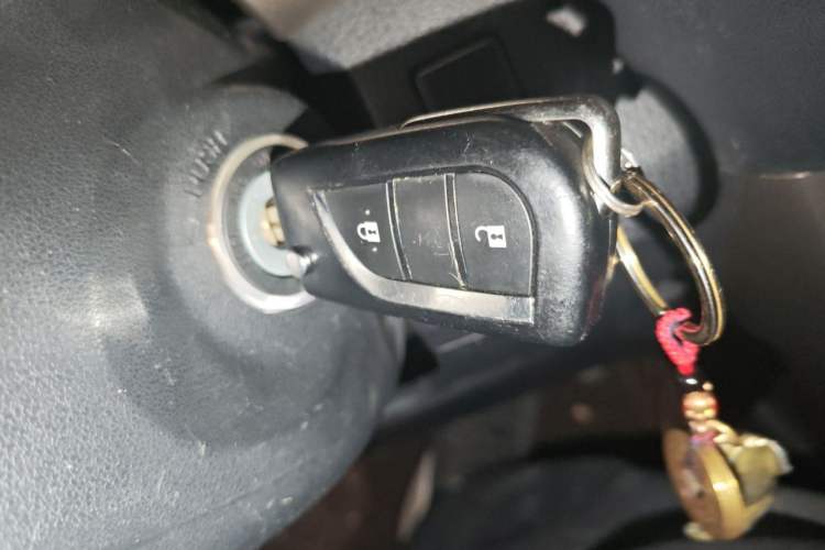 Used Toyota RAV4 2015 2.0L CVT Two-Wheel Drive Fashion Edition Vehicle Key