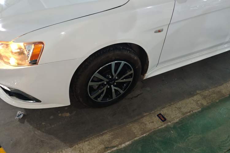 Used Mitsubishi Lancer EX 2016 1.8L CVT Black-and-White Retro Edition Left Front Wheel Hub