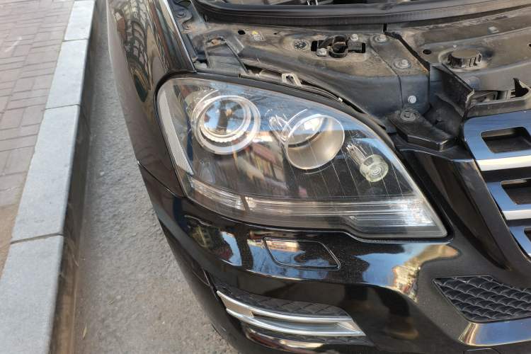 Used Mercedes-Benz M-Class 2010 ML 350 4MATIC Luxury Model Right Front Headlight