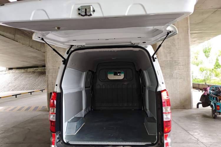 Used Jinbei New Hiace S 2023 1.5L Wealth Edition Van 2/5-Seater Air-Conditioned Model SWC15M