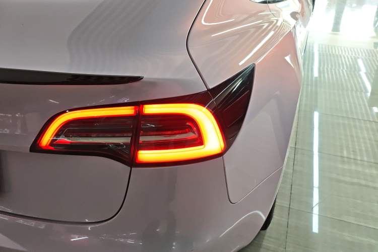 Used Tesla Model 3 2019 Standard Range Rear-Drive Upgraded Version Right Rear Taillight