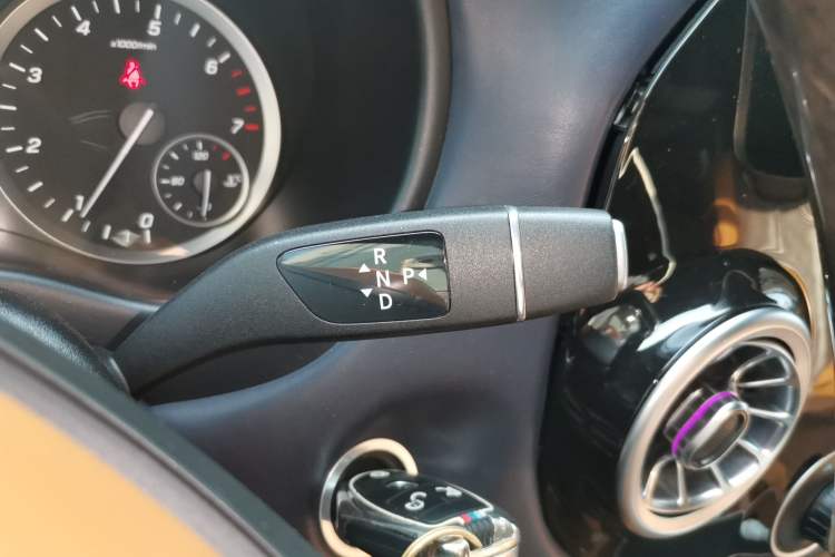 Used Mercedes-Benz Vito 2021 2.0T Elite Version 7 Seats Gear Lever