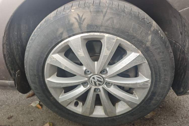 Used Volkswagen Magotan 2015 Facelift 1.8TSI Luxury Model Right Front Wheel Hub