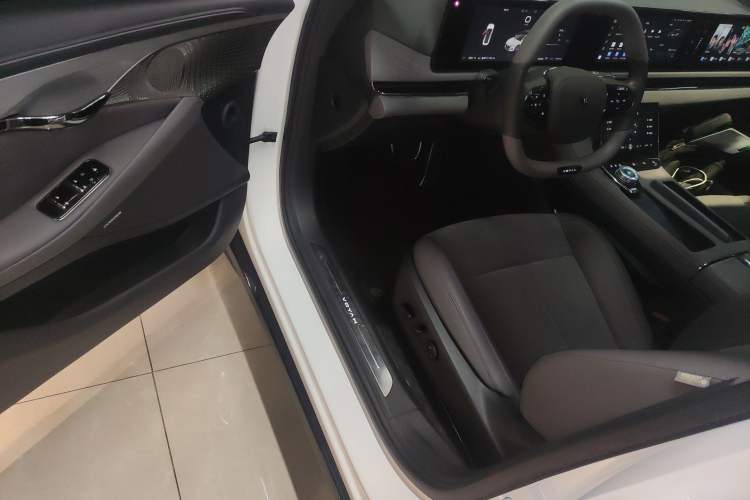 Used VOYAH PASSION 2024 PHEV Four-Wheel Drive Ultra-Long Range Executive Edition Driver Seat