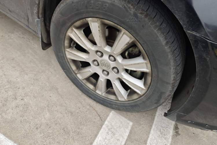 Used Buick LaCrosse 2011 2.4L SIDI Luxury Edition Right Front Wheel Hub