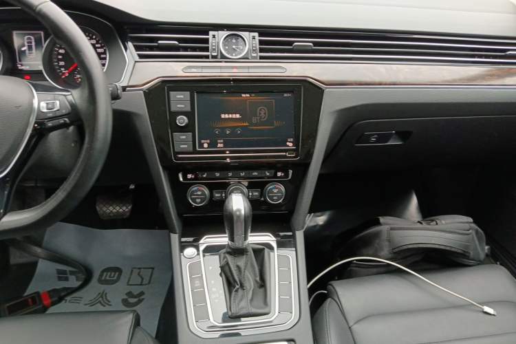 Used Volkswagen Magotan 2019 330TSI DSG Luxury Version China VI Standard Audio And AC Panel