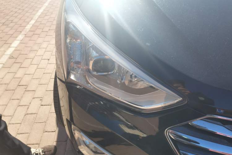 Used Hyundai Grand SantaFe 2013 3.0L 7-Seater Four-Wheel-Drive Comfort Edition Right Front Headlight