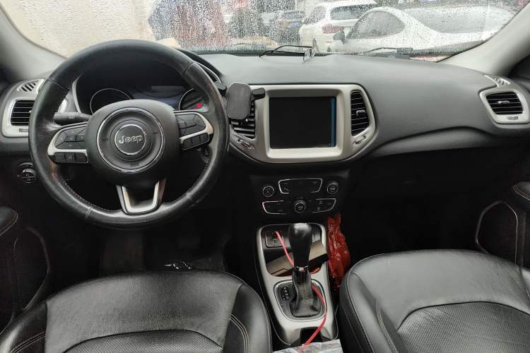 Used Jeep Compass 2017 200T Automatic Family Edition
