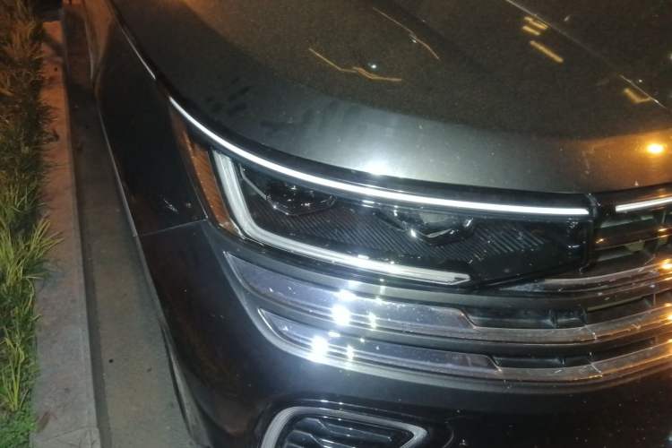 Used Volkswagen Tavendor 2023 330TSI Luxury Touring Edition Right Front Headlight