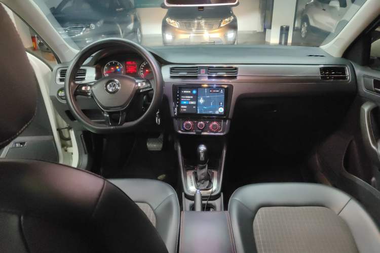 Used Volkswagen Santana 2018 1.5L Automatic Comfort Edition Center Console