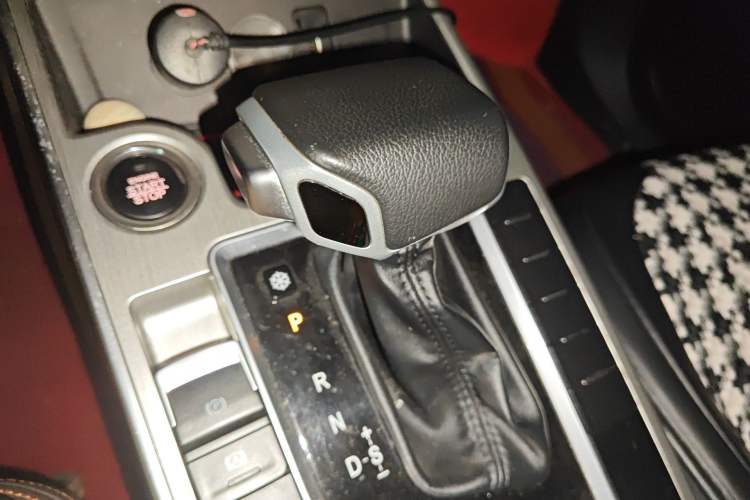 Used FORTHING Joyear X5 2017 Jingxiang Series 1.5T CVT Luxury Model Gear Lever