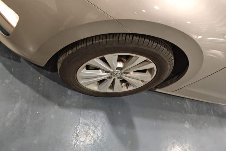 Used Volkswagen Golf Sportsvan 2016 180TSI Automatic Trend Model Left Front Wheel Hub