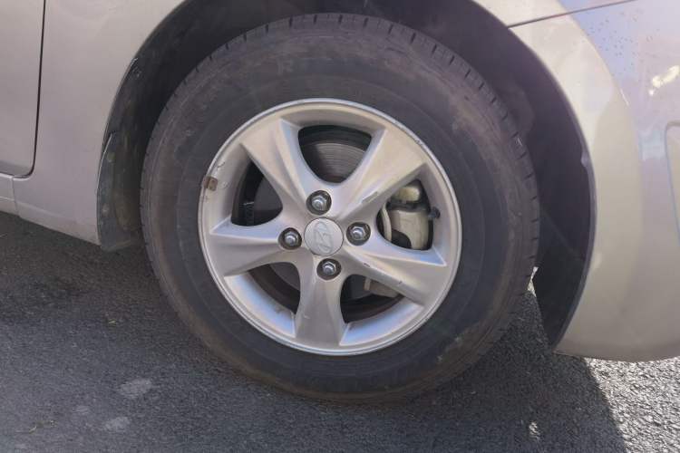 Used Hyundai Verna (older generation) 2010 Sedan 1.4L Manual Comfort GS Right Front Wheel Hub