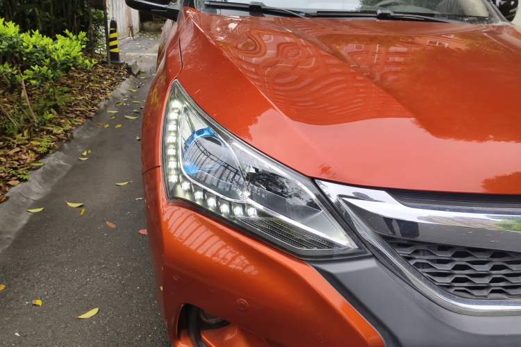 Used BYD Song 2016 2.0TID Automatic Prestige Edition Right Front Headlight