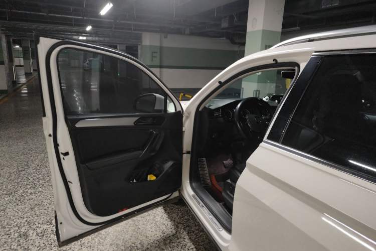 Used Volkswagen Tiguan L 2020 330TSI Automatic Two-Wheel Drive Smart Luxury Edition China VI Standard
