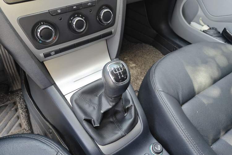 Used Skoda Octavia 2015 Classic Model 1.6L Manual Eado Version
