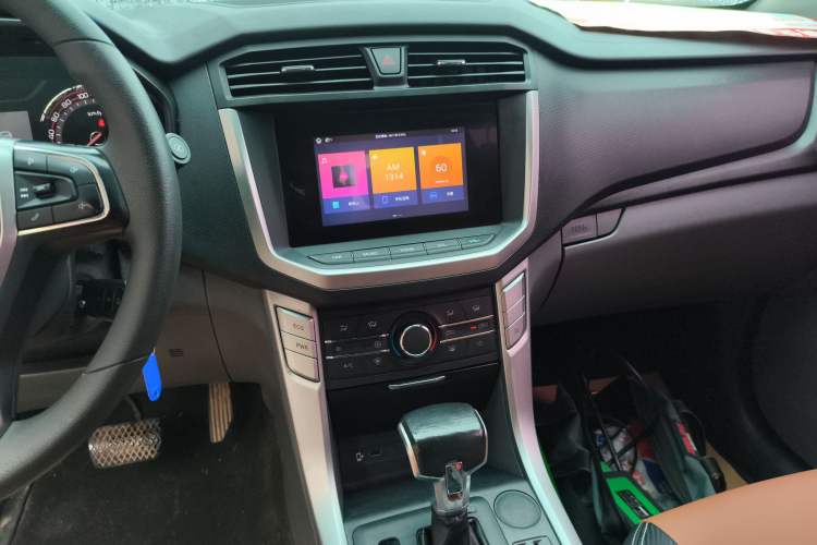 Used SAIC MAXUS T70 2019 2.0T Diesel Automatic Two-Wheel Drive Comfort Edition with Long Bed and High Ground Clearance