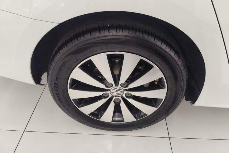 Used Volkswagen Sagitar 2017 1.6L Automatic Comfort Model Right Rear Wheel Hub