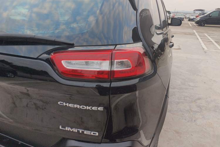 Used Jeep Cherokee 2016 2.4L Superior Edition
